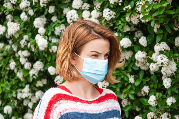 Сад гуше полени коприве и корова
